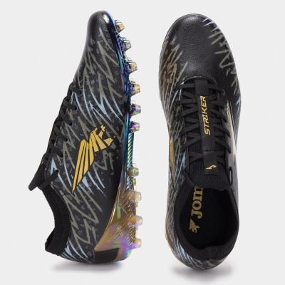 Ténis de futebol Joma pretos com padrões cinza e dourado e sola multicolorida