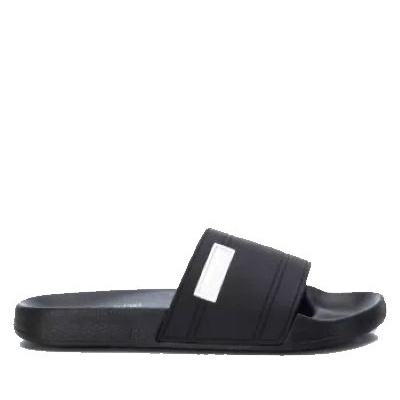 Chinelo desportivo preto com tira larga e etiqueta branca