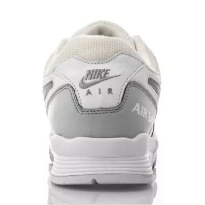 Ténis Nike Air brancos e cinzentos vistos de trás com logótipos visíveis