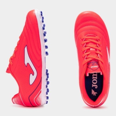 Chuteiras vermelhas com detalhes brancos e sola com cravos azuis