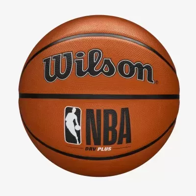 Bola de basquetebol Wilson laranja com logótipos e texto em preto e branco