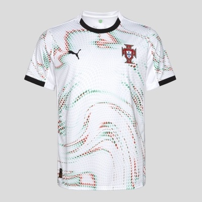 T-shirt desportiva branca com padrão em verde e vermelho e detalhes pretos