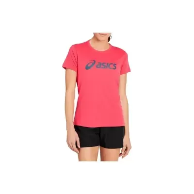 T-shirt rosa ASICS com calções pretos, modelo de pé