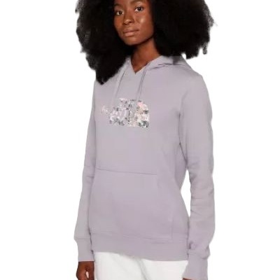 Mulher a vestir sweatshirt lilás com padrão floral e calça branca