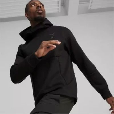 Casaco preto de tecido fino com gola alta e fecho de correr usado por homem