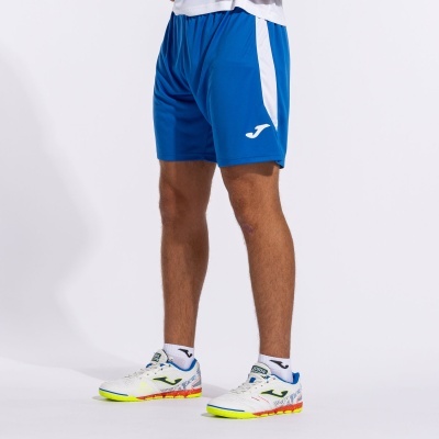 Calções desportivos azuis com risca branca lateral e logótipo Joma branco.