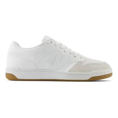 Ténis branco New Balance com sola castanha e detalhes em cinzento