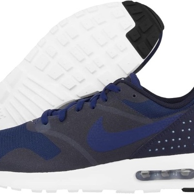 Tênis desportivo azul escuro com detalhes azuis e sola branca