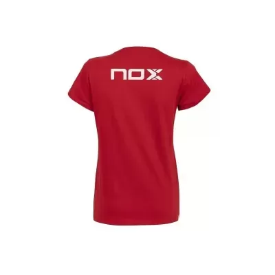 Camisola vermelha de manga curta com texto NOX branco atrás