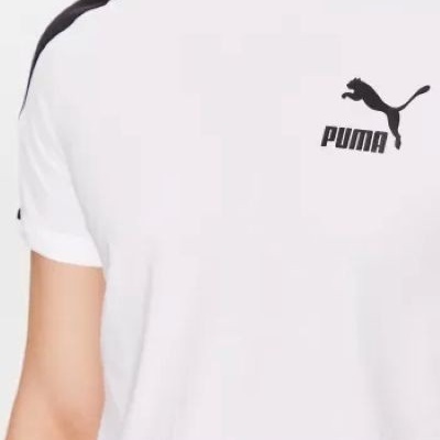 T-shirt branca com painéis pretos nos ombros e logo PUMA preto no peito