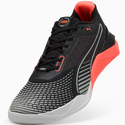 Ténis desportivo preto, cinzento e laranja num fundo branco