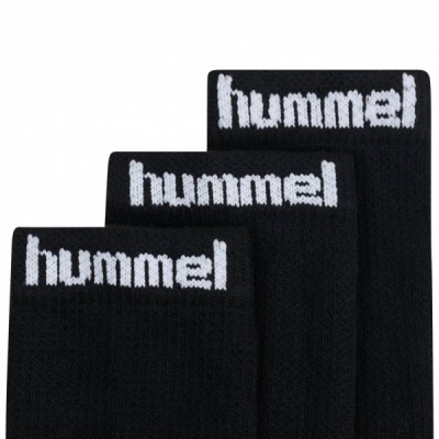 Três pares de meias pretas com o logo branco 'hummel' no topo