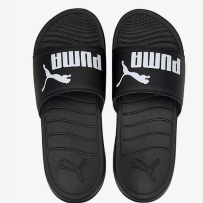 Chinelos Puma pretos com logo branco sobre fundo branco