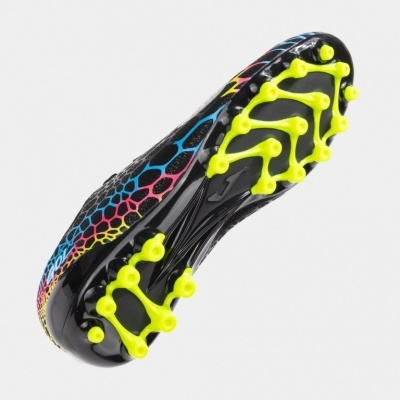 Botas de futebol com sola preta e cravos amarelo néon, padrão de escamas colorido