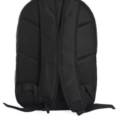 Mochila preta vista pelas costas com alças acolchoadas