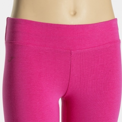 Legging rosa com cintura larga mostrada numa manequim