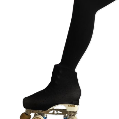 Patins de rolo preto com sapato de veludo e rodas castanhas