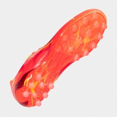 Sola de chuteira laranja translúcido com tacões arredondados