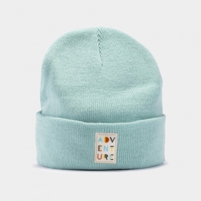 Gorro azul claro de malha com etiqueta ADVENTURE