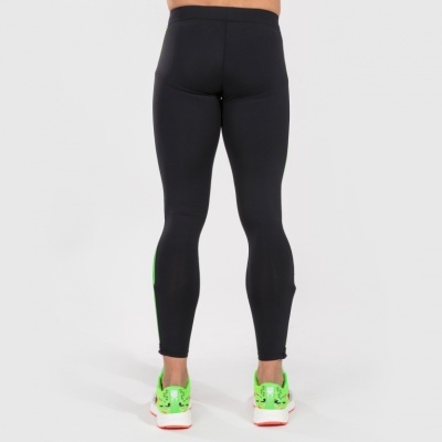 Leggings pretas justas e sapatilhas verdes vistas de costas