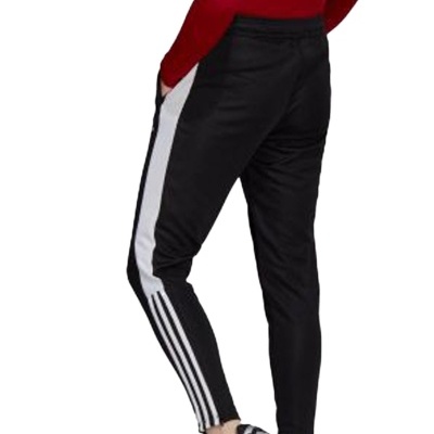 Calças de desporto pretas com riscas brancas laterais e três linhas brancas
