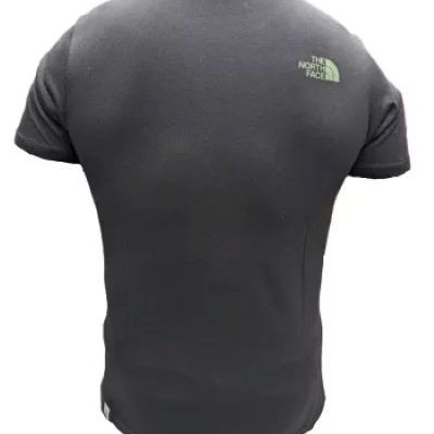 Camiseta preta The North Face vista de costas com logótipo verde claro no ombro direito.