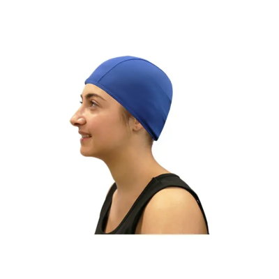 Touca de banho azul usada por mulher de perfil