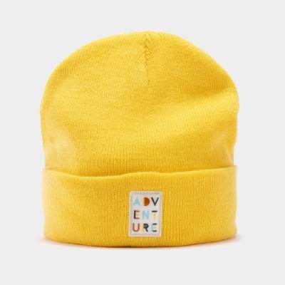 Gorro amarelo de malha com etiqueta colorida ADVENTURE
