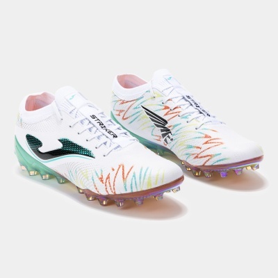 Chuteiras desportivas brancas com detalhes coloridos e sola com cravos metálicos