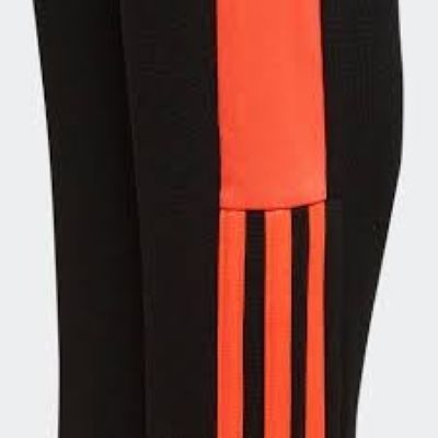 Calça desportiva preta com riscas vermelhas e pretas na lateral