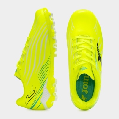 Chuteiras de futebol amarelo néon com riscas e sola branca com travas