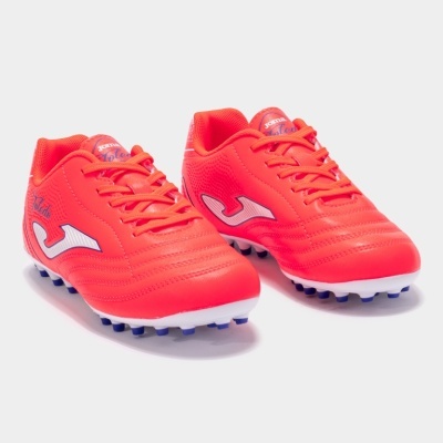 Chuteiras desportivas laranja com detalhes brancos e sola com cravos.