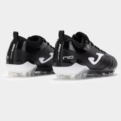 Chuteiras de futebol pretas e brancas com sola de travas em fundo branco