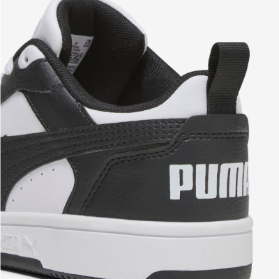 Tênis desportivo Puma preto e branco com logo no calcanhar