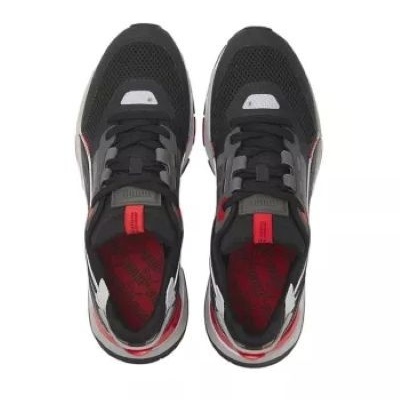 Par de sapatilhas desportivas pretas, cinzentas, vermelhas e brancas vistas de cima