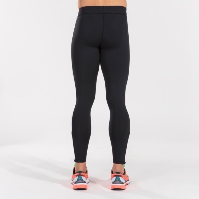 Leggings pretas justas vistas da parte traseira usadas por modelo com ténis desportivos