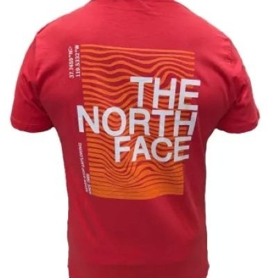 T-shirt vermelha com estampa laranja e texto branco THE NORTH FACE nas costas