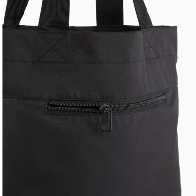 Mala preta com tecido sintético liso e fecho de zíper frontal