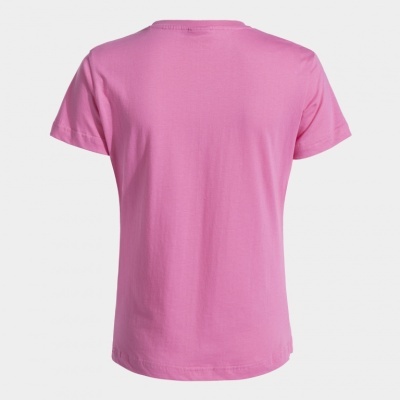 T-shirt rosa vista de costas em fundo branco