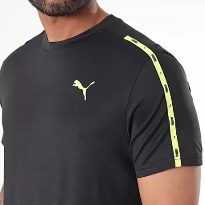 T-shirt preta Puma com detalhes amarelos nos ombros e logótipo no peito