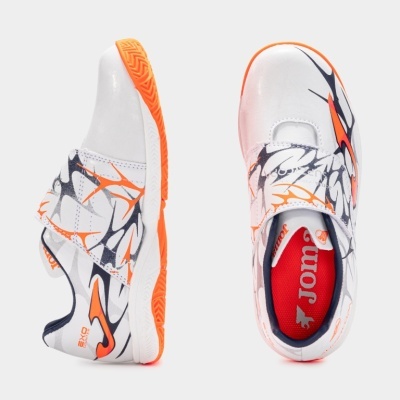 Sapatilhas desportivas infantis Joma brancas com estampas laranja e preto e sola laranja.