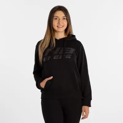 Sweatshirt preta com capuz e estampa NB CHEST em relevo, usada por mulher em fundo branco