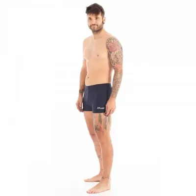 Homem com calções de banho pretos GUL em fundo branco