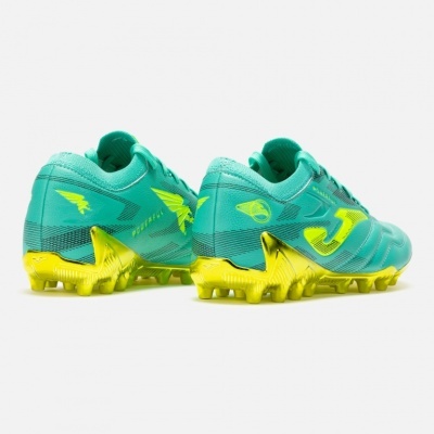 Chuteiras de futebol verde água com detalhes amarelo fluorescente e solas amarelas