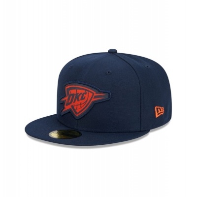 Boné azul escuro com logo OKC vermelho e símbolo laranja da New Era
