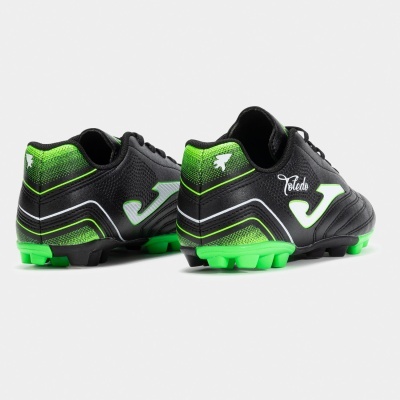 Chuteiras de futebol pretas e verdes com sola de travas