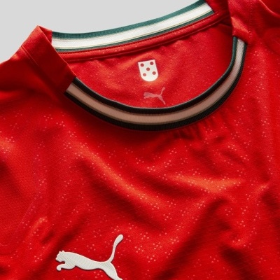 Camisola vermelha de tecido técnico com logótipo Puma branco e gola com riscas