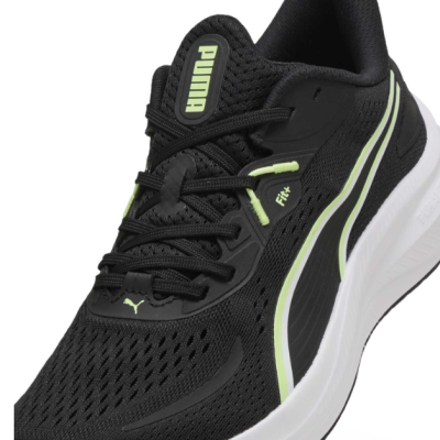 Ténis desportivo preto com detalhes verde claro e branco com marca PUMA