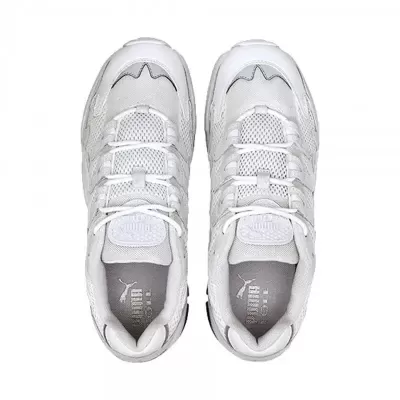 Sapatilhas brancas da Puma vistas por cima