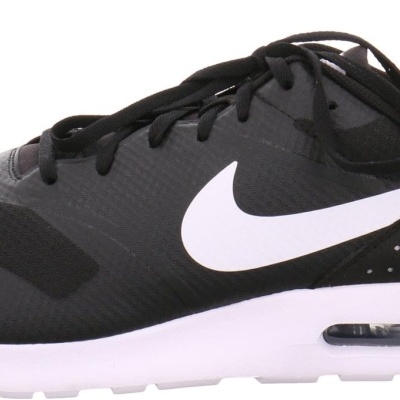 Ténis pretos Nike com swoosh branco e sola branca